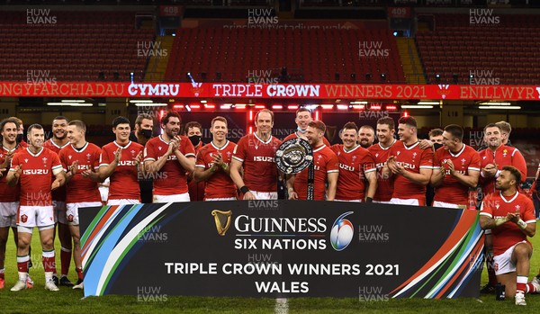 270221 - Wales v England - Guinness Six Nations - Wales players celebrate as Alun Wyn Jones of Wales lifts the triple crown