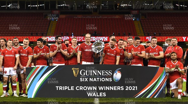 270221 - Wales v England - Guinness Six Nations - Wales players celebrate as Alun Wyn Jones of Wales lifts the triple crown