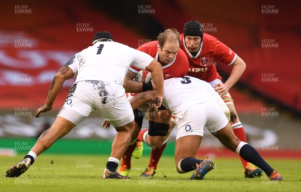 270221 - Wales v England - Guinness Six Nations - Alun Wyn Jones of Wales is tackled by Mako Vunipola and Kyle Sinckler of England