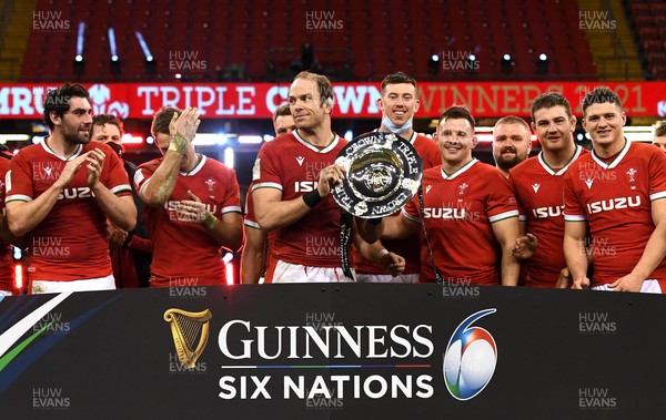 270221 - Wales v England - Guinness Six Nations - Wales players celebrate as Alun Wyn Jones of Wales lifts the triple crown trophy at the end of the game
