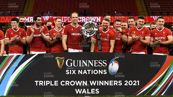 270221 - Wales v England - Guinness Six Nations - Wales players celebrate as Alun Wyn Jones of Wales lifts the triple crown trophy at the end of the game