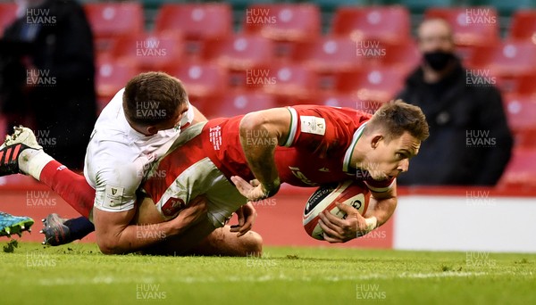 270221 - Wales v England - Guinness Six Nations - Liam Williams of Wales beats Owen Farrell of England to score try