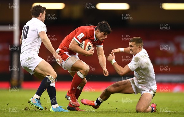 270221 - Wales v England - Guinness Six Nations - Louis Rees-Zammit of Wales takes on Henry Slade and George Ford of England