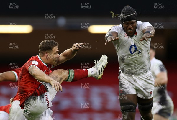 270221 - Wales v England - Guinness 6 Nations - Maro Itoje of England attempts to charge down the kick of Kieran Hardy of Wales