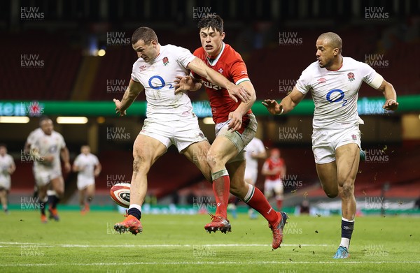 270221 - Wales v England - Guinness 6 Nations - Jonny May of England and Louis Rees-Zammit of Wales challenge each other over the ball