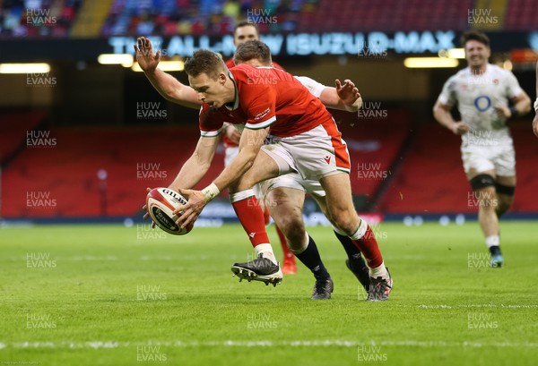 270221 - Wales v England, Guinness 2021 Six Nations Championship - Liam Williams of Wales dives over to score try