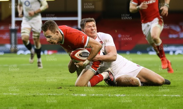 270221 - Wales v England, Guinness 2021 Six Nations Championship - Liam Williams of Wales dives over to score try