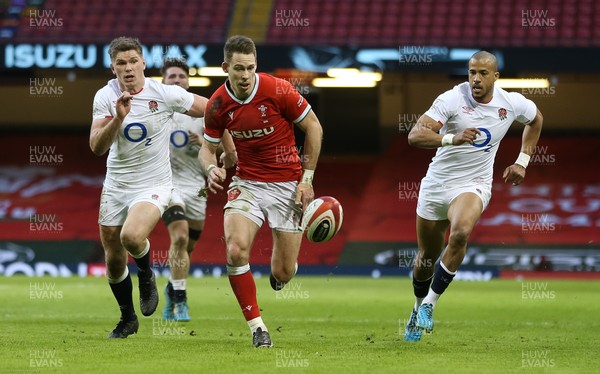 270221 - Wales v England, Guinness 2021 Six Nations Championship - Liam Williams of Wales races through onto the ball to score try