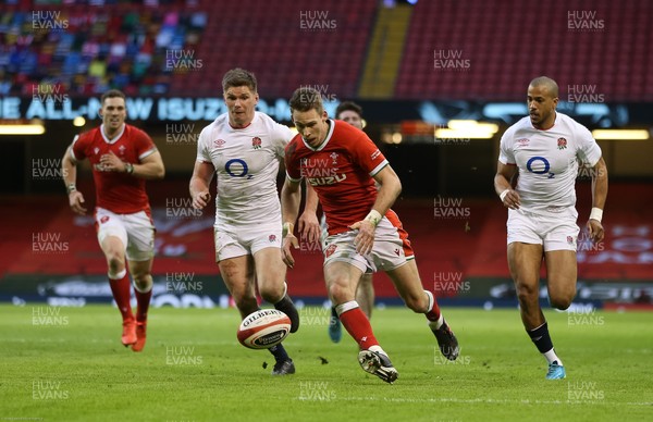 270221 - Wales v England, Guinness 2021 Six Nations Championship - Liam Williams of Wales races through onto the ball to score try