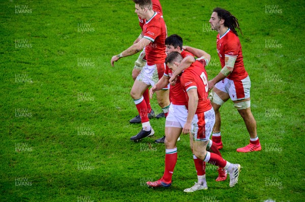 270221 - Wales v England - Guinness Six Nations - Wales players celebrate the try of Kieran Hardy of Wales 