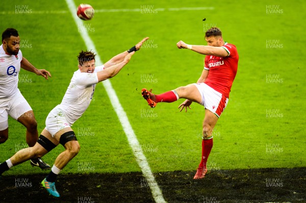 270221 - Wales v England - Guinness Six Nations - Dan Biggar of Wales kicks under pressure from Tom Curry of England 