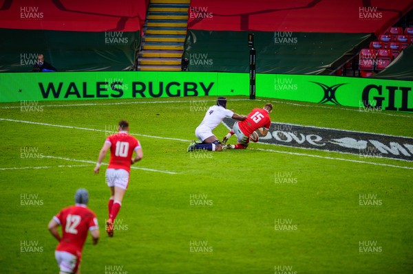 270221 - Wales v England - Guinness Six Nations - Liam Williams of Wales beats Maro Itoje of England to the loose ball