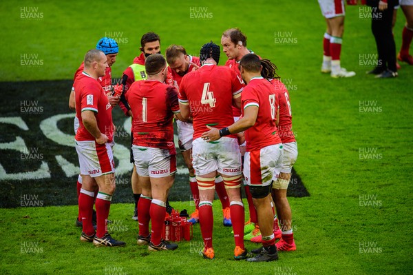 270221 - Wales v England - Guinness Six Nations - Alun Wyn Jones of Wales huddles with his forwards