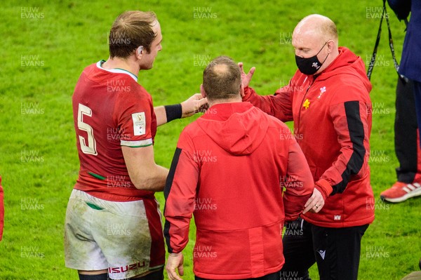 270221 - Wales v England - Guinness Six Nations - Alun Wyn Jones of Wales and Wales forwards coach Jonathan Humphreys and Martyn Williams