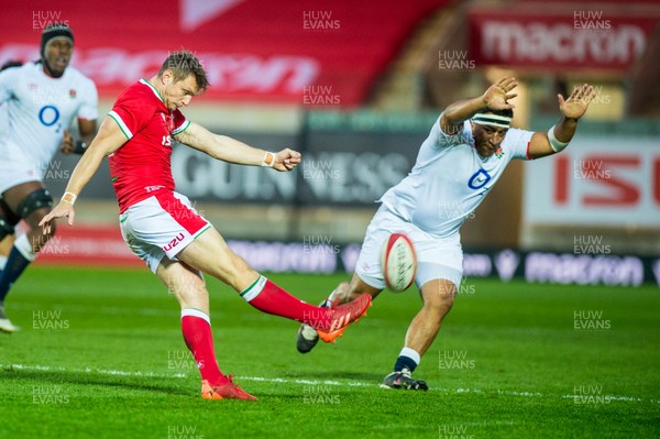 281120 - Wales v England - Autumn Nations Cup 2020 - Dan Biggar of Wales kicks the ball clear 