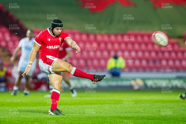 281120 - Wales v England - Autumn Nations Cup 2020 - Leigh Halfpenny of Wales in action 