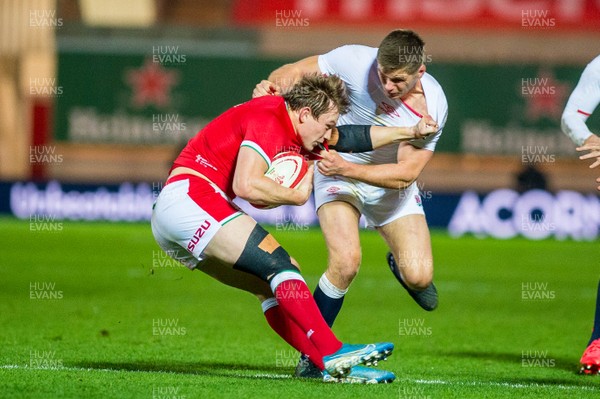 281120 - Wales v England - Autumn Nations Cup 2020 - Nick Tompkins of Wales is pulled down 