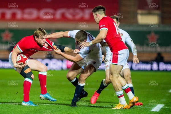 281120 - Wales v England - Autumn Nations Cup 2020 - Nick Tompkins of Wales is pulled down 