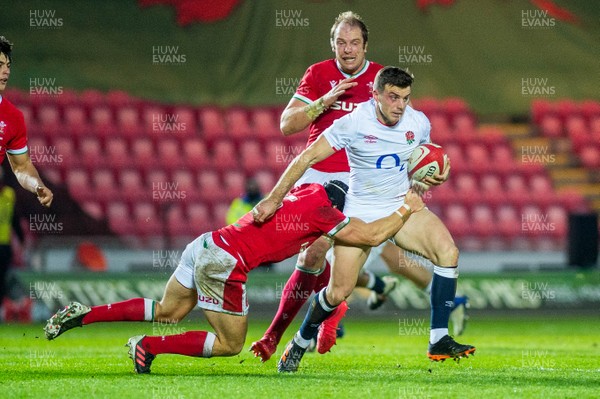 281120 - Wales v England - Autumn Nations Cup 2020 - George Ford of England makes a run with the ball 