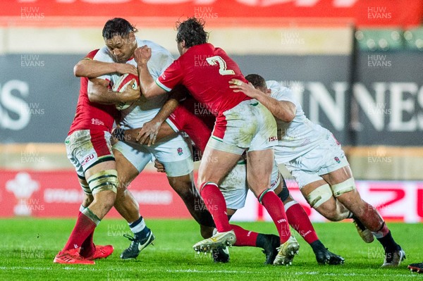 281120 - Wales v England - Autumn Nations Cup 2020 - Billy Vunipola of England is tackled