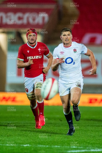281120 - Wales v England - Autumn Nations Cup 2020 - Owen Farrell of England chases the ball 