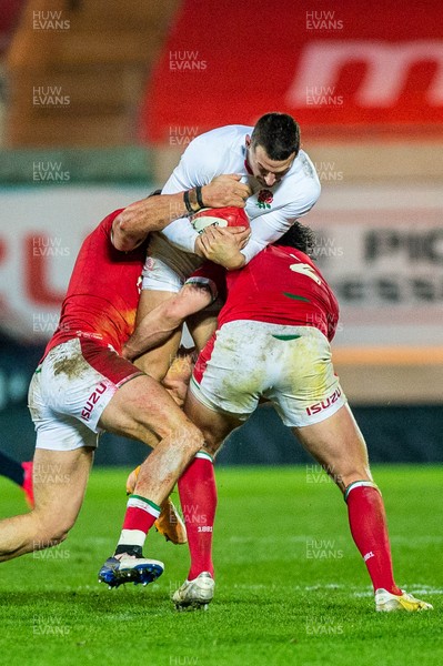 281120 - Wales v England - Autumn Nations Cup 2020 - Jonny May of England is tackled by Johnny Williams and Ryan Elias of Wales