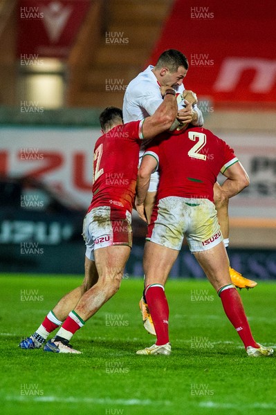 281120 - Wales v England - Autumn Nations Cup 2020 - Jonny May of England is tackled by Johnny Williams and Ryan Elias of Wales 