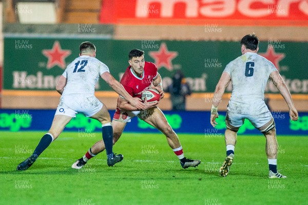 281120 - Wales v England - Autumn Nations Cup 2020 - Johnny Williams of Wales tries to get past Owen Farrell and Tom Curry of England 