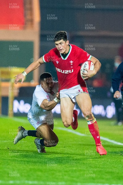 281120 - Wales v England - Autumn Nations Cup 2020 - Louis Rees-Zammit of Wales hands off Anthony Watson of England 