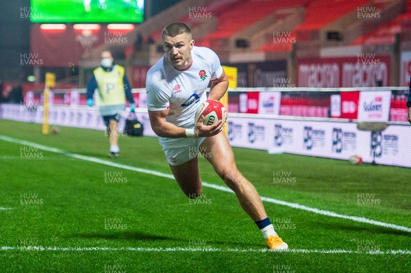 281120 - Wales v England - Autumn Nations Cup 2020 - Henry Slade of England crosses the line to score 