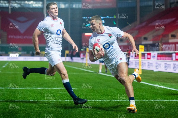 281120 - Wales v England - Autumn Nations Cup 2020 - Henry Slade of England crosses the line to score 