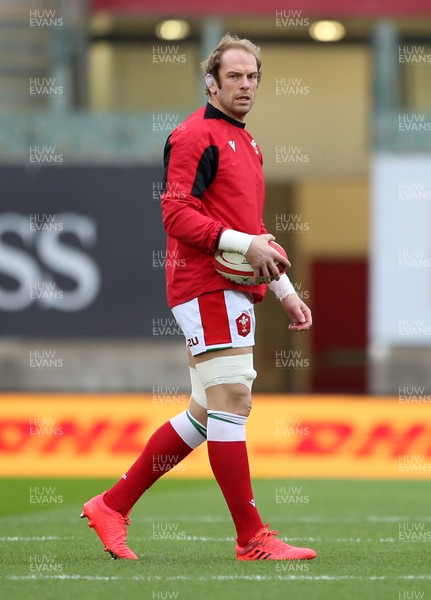 281120 - Wales v England - Autumn Nations Cup 2020 - Alun Wyn Jones of Wales during the warm up