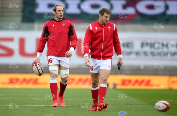 281120 - Wales v England - Autumn Nations Cup 2020 - Alun Wyn Jones and Dan Biggar of Wales during the warm up