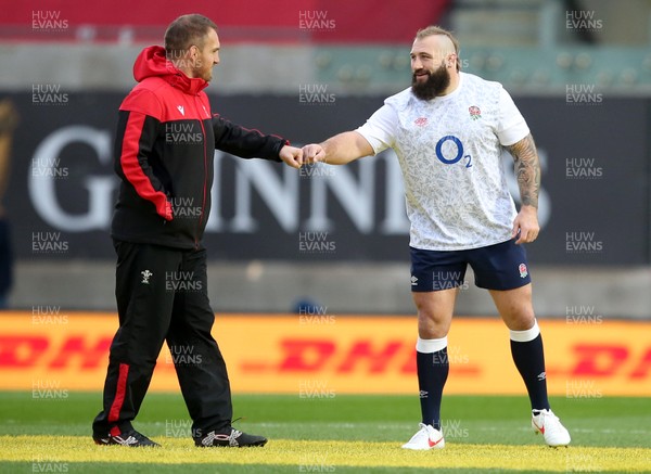 281120 - Wales v England - Autumn Nations Cup 2020 - Gethin Jenkins bumps fists with Joe Marler