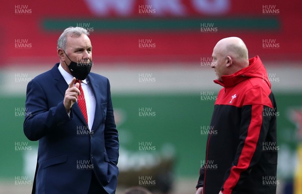 281120 - Wales v England - Autumn Nations Cup 2020 - Wales Head Coach Wayne Pivac with Neil Jenkins