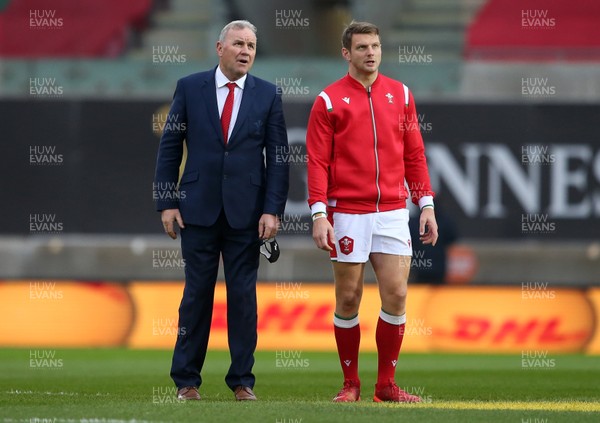 281120 - Wales v England - Autumn Nations Cup 2020 - Wales Head Coach Wayne Pivac with Dan Biggar during the warm up