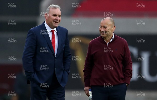281120 - Wales v England - Autumn Nations Cup 2020 - Wales Head Coach Wayne Pivac and England Head Coach Eddie Jones during the warm up