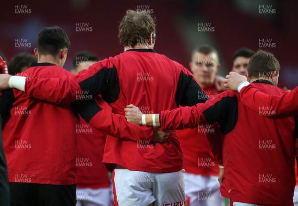 281120 - Wales v England - Autumn Nations Cup 2020 - Wales team huddle