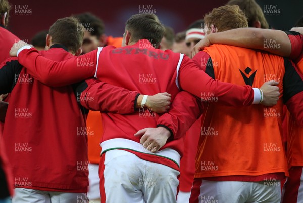 281120 - Wales v England - Autumn Nations Cup 2020 - Wales team huddle