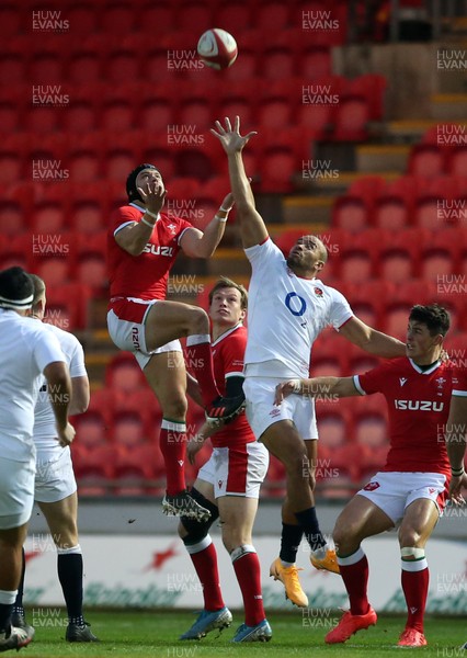 281120 - Wales v England - Autumn Nations Cup 2020 - Leigh Halfpenny of Wales and Jonathan Joseph of England go up for the ball