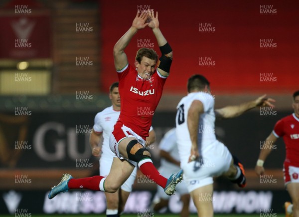 281120 - Wales v England - Autumn Nations Cup 2020 - Nick Tompkins of Wales chases down the kick