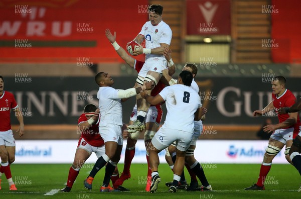 281120 - Wales v England - Autumn Nations Cup 2020 - Tom Curry of England wins the line out