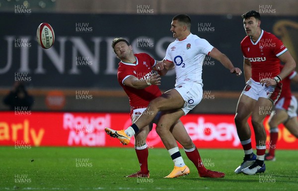 281120 - Wales v England - Autumn Nations Cup 2020 - Dan Biggar of Wales charges down the kick of Henry Slade of England
