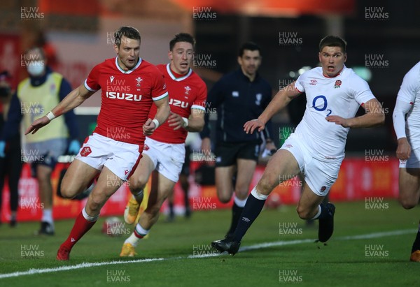 281120 - Wales v England - Autumn Nations Cup 2020 - Dan Biggar of Wales chases the ball alongside Owen Farrell of England