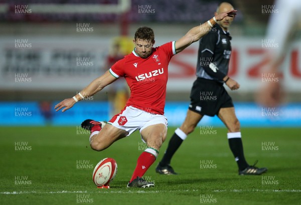 281120 - Wales v England - Autumn Nations Cup 2020 - Leigh Halfpenny of Wales kicks the conversion