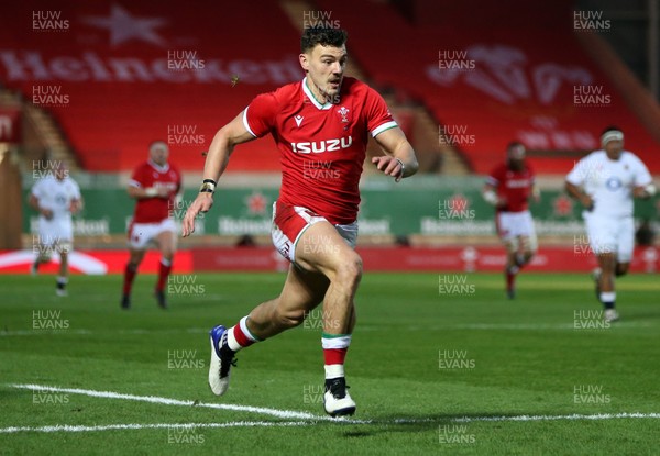 281120 - Wales v England - Autumn Nations Cup 2020 - Johnny Williams of Wales chases down the ball to score a try