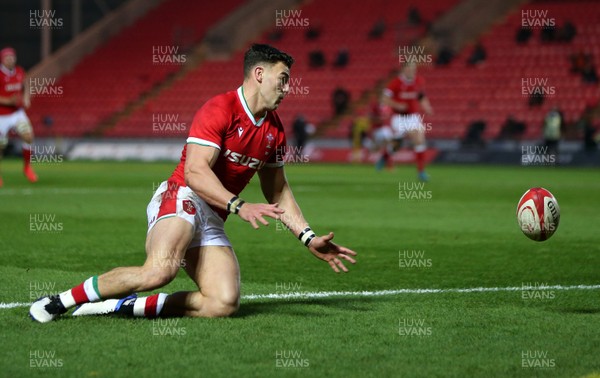 281120 - Wales v England - Autumn Nations Cup 2020 - Johnny Williams of Wales chases down the ball to score a try