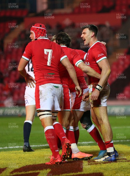 281120 - Wales v England - Autumn Nations Cup 2020 - Johnny Williams of Wales celebrates scoring a try with team mates