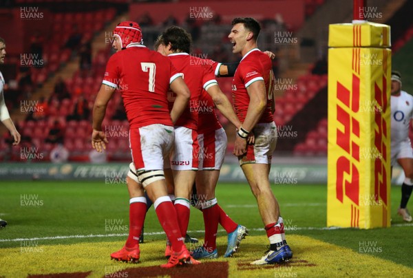 281120 - Wales v England - Autumn Nations Cup 2020 - Johnny Williams of Wales celebrates scoring a try with team mates