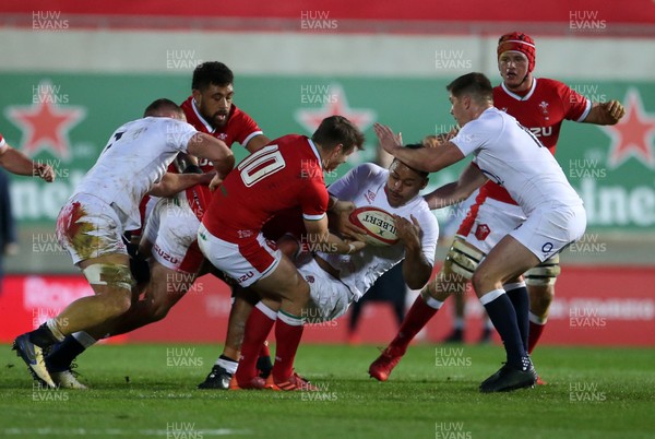 281120 - Wales v England - Autumn Nations Cup 2020 - Billy Vunipola of England is tackled by Dan Biggar of Wales